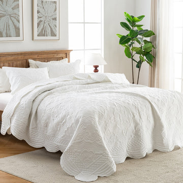 3 Piece Scalloped Edge Floral Bedspread Quilt Set