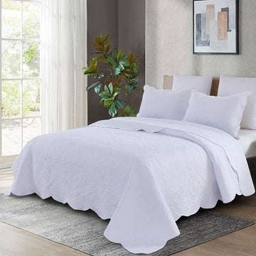 Luxury Damask Scalloped Edge Quilt Set, Elegant Textured Bedding for Farmhouse and Cottage Bedrooms