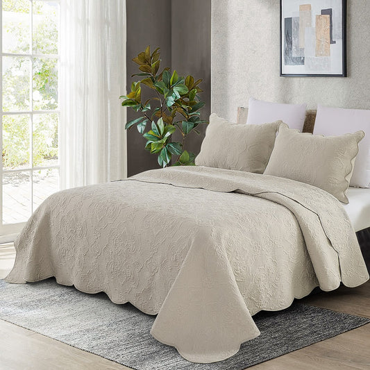 Luxury Damask Scalloped Edge Quilt Set, Elegant Textured Bedding for Farmhouse and Cottage Bedrooms